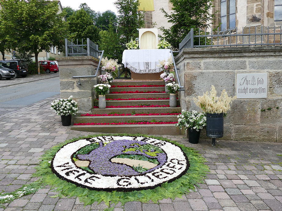 Fronleichnamsaltäre in den Naumburger Straßen (Foto: Karl-Franz Thiede)